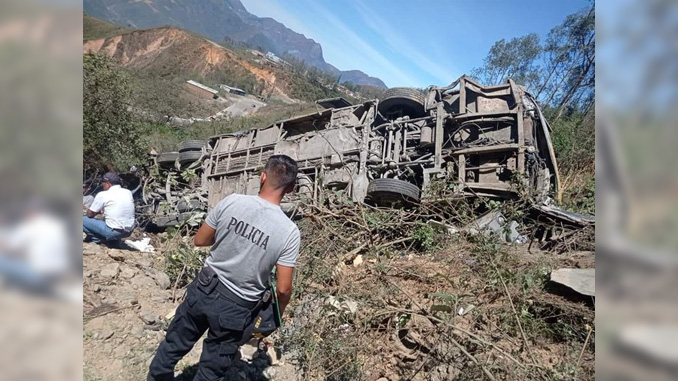 La Policía de Perú eleva a 13 las muertes por un accidente de autobús en el norte del país