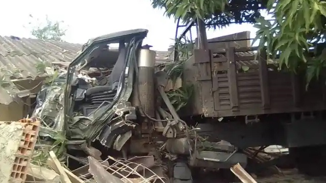 Choque de un camión militar contra una vivienda deja un saldo de 14 heridos