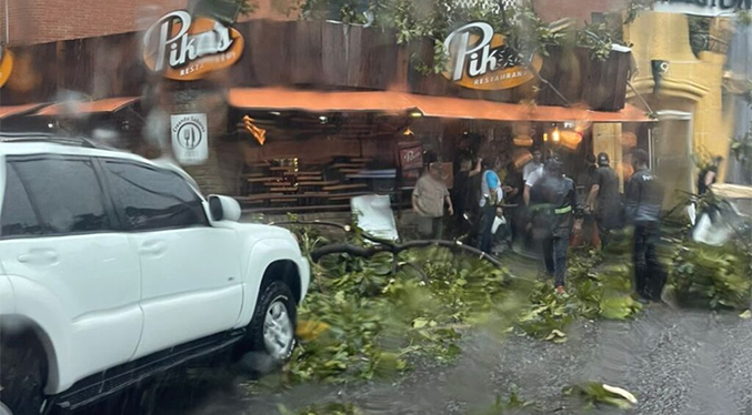Lluvias en Caracas dejan árboles caídos e inundaciones este viernes