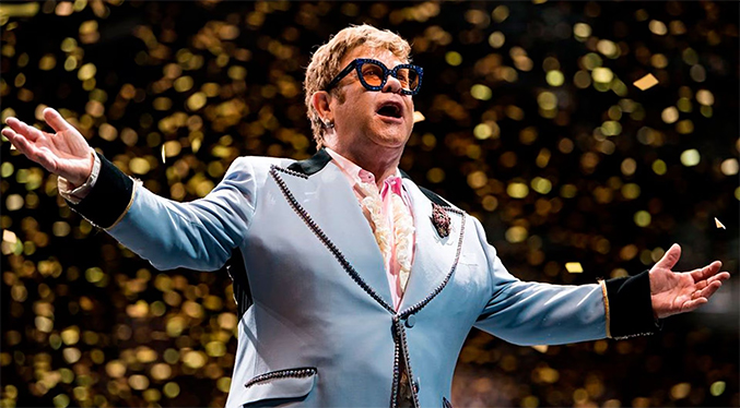 Trasladan a Elton John de emergencia por un accidente doméstico en Niza