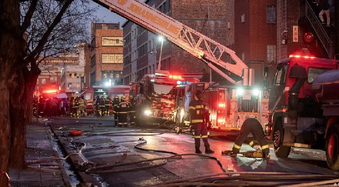 Incendio en edificio deja al menos 73 muertos en Sudáfrica