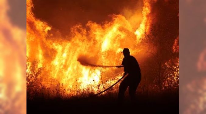 Grecia combate el mayor incendio del que haya registro en la UE