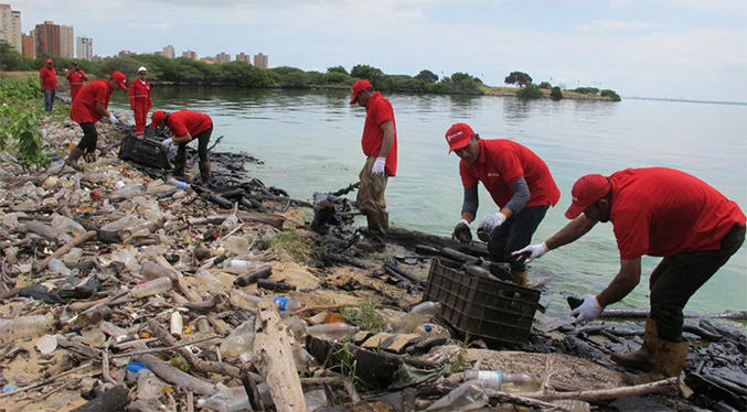 Continúa jornada de retiro de plástico en el Lago de Maracaibo