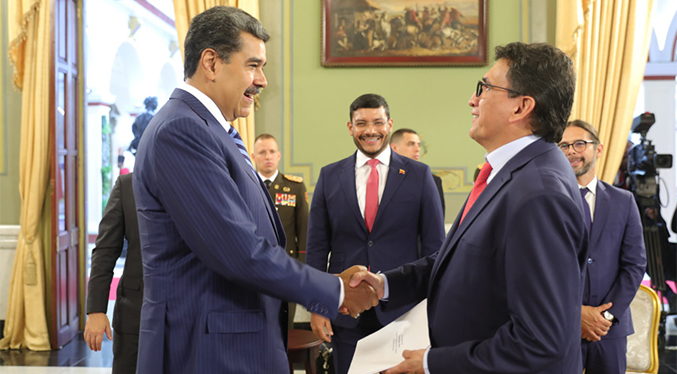 Maduro recibe cartas credenciales de los embajadores de Chile, Francia y Colombia