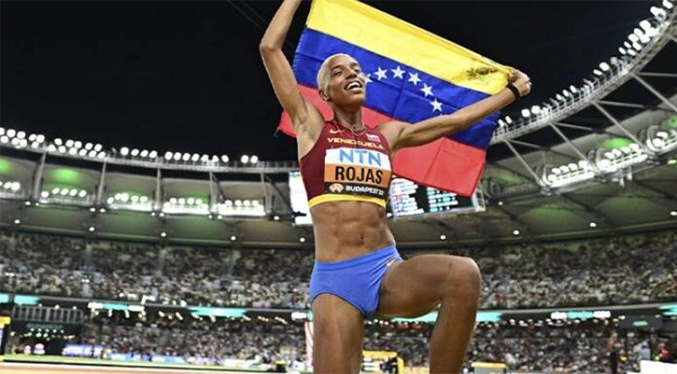 Yulimar Rojas celebra su medalla de oro en Budapest 2023