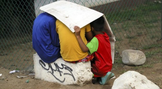 Niños ocultan el dolor de la migración jugando, mientras sus padres piden más solidaridad
