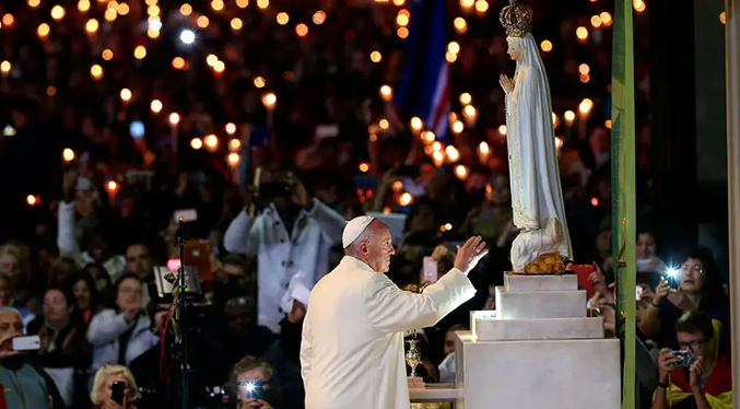 El Papa es recibido por unos 200 mil fieles en el santuario de Fátima