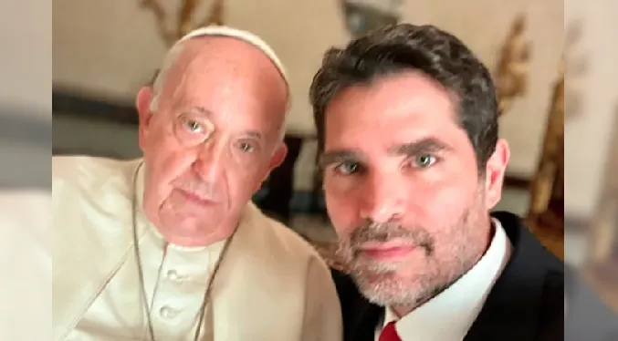 Eduardo Verástegui lleva Sound of Freedom al Papa Francisco en el Vaticano