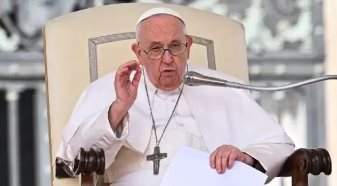 El Papa recomienda separase un poco de los teléfonos para escuchar a los demás