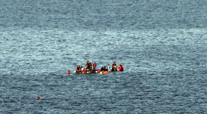 Abandonan lancha que llevaba 27 migrantes en aguas de Panamá