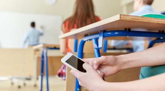 Unesco pide prohibir el uso de teléfonos inteligentes en las aulas de clases