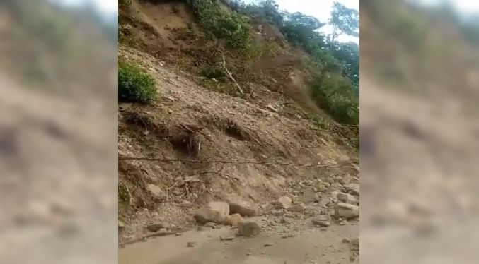 Reportan cierre de vía entre San Cristóbal y Santa Ana por deslizamientos de tierra