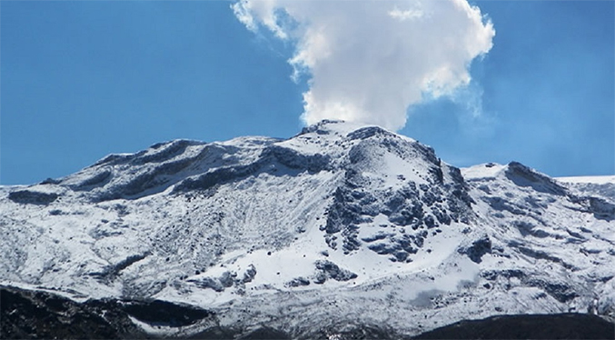 Registran notoria caída de ceniza del volcán Nevado del Ruiz en Colombia