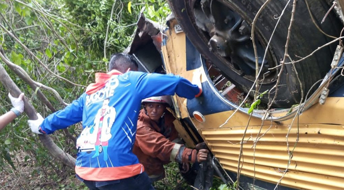 Autobús cae en un precipicio y deja cinco fallecidos en Puerto Cabello