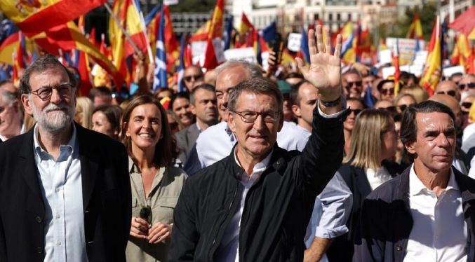 Miles de personas apoyan en Madrid al líder de la derecha antes de la investidura (Video)