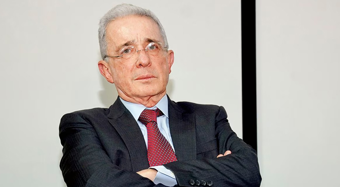 Fiscalía colombiana cita al expresidente Uribe por denuncia de calumnia contra periodista