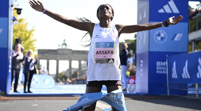 Assefa pulveriza el récord del mundo del maratón en Berlín y eclipsa a Kipchoge (Video)