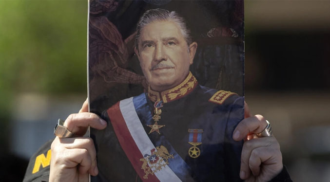España retira una condecoración militar que otorgó a Pinochet en 1975