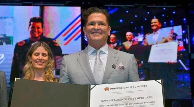 Carlos Vives recibe un doctorado honoris causa en Ciencias Sociales en Colombia