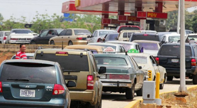 Reportan colas en Caracas y otras ciudades de Venezuela para surtir gasolina