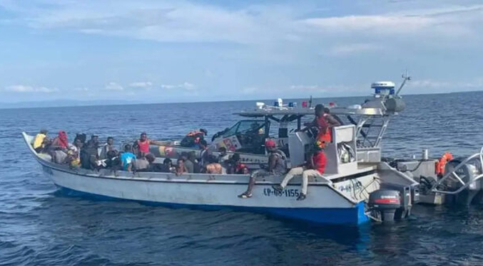 Al menos 80 migrantes venezolanos son detenidos en una embarcación de contrabando camino a Guyana