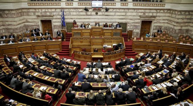 Grecia aprueba la ley que amplía a seis días la semana laboral y liberaliza los horarios