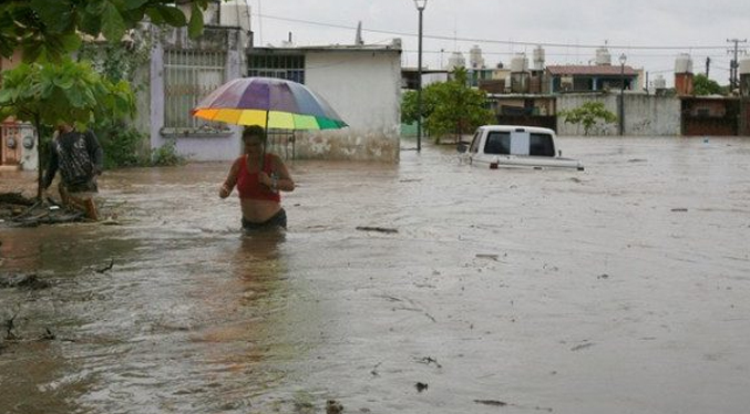 Huracán Jova llega a categoría 5 causando lluvias en el Pacífico mexicano