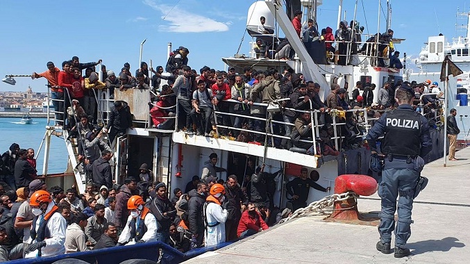 Italia creará más centros de repatriación de inmigrantes y ampliará el tiempo de retención