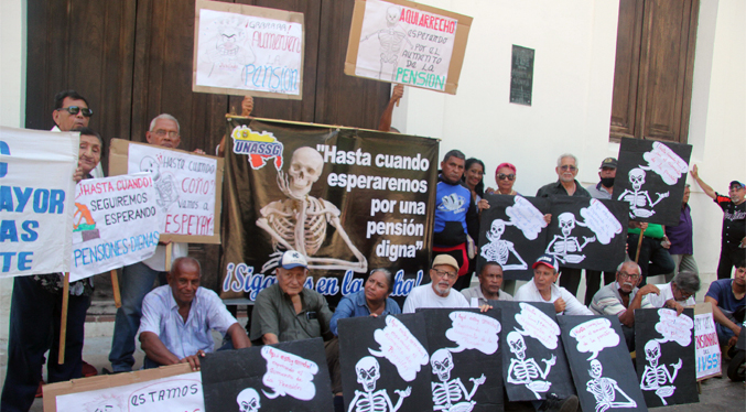 Pensionados y jubilados protestan entre esqueletos para exigir aumento en su asignación