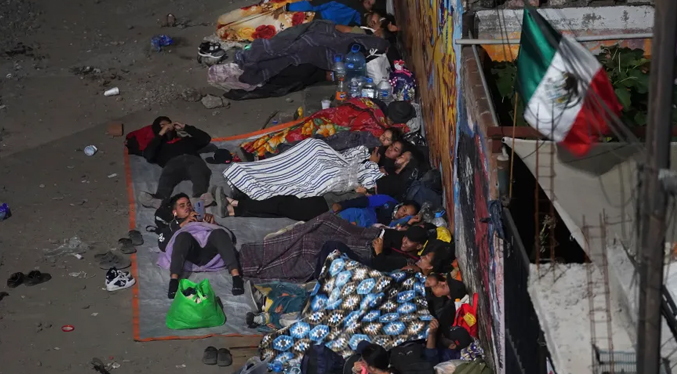 Cientos de migrantes duermen en las calles de Texas, la mayoría son venezolanos