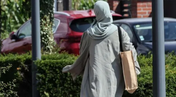 Escuelas en Francia impiden acceso a jóvenes musulmanas por usar la abaya