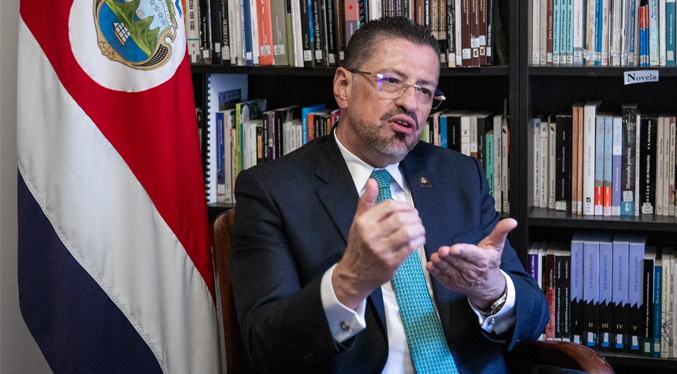 Presidente de Costa Rica visitará Panamá para abordar el tránsito de miles de migrantes