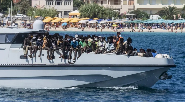 Rescatan a 175 pasajeros, 83 migrantes, de un ferri que zarpó de Lampedusa por un incendio