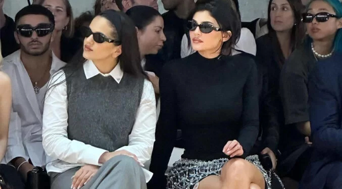 Rosalía y Kylie Jenner asisten al desfile de Prada en Semana de la Moda de Milán