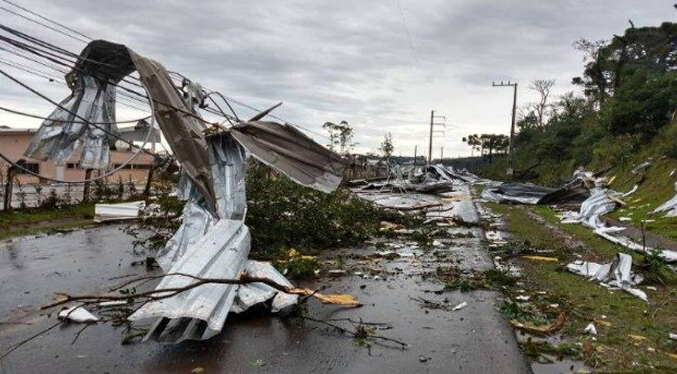 Suman 22 fallecidos por el paso de un ciclón en el sur de Brasil