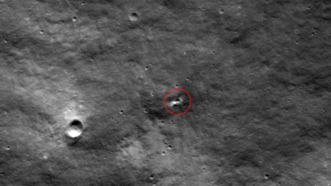Captan imágenes de un nuevo cráter en la luna surgido tras la fallida misión rusa