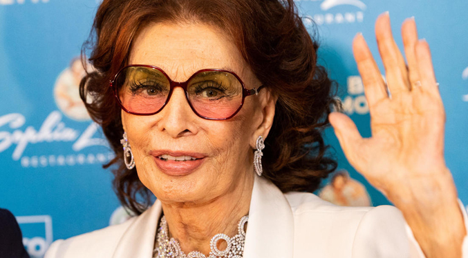 Operan de emergencia a Sophia Loren tras sufrir una caída en su casa de Suiza