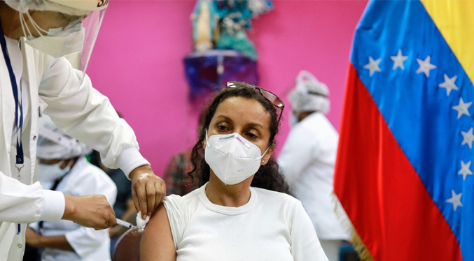Sociedad de Infectología recomienda a venezolanos aplicarse una nueva dosis de vacuna contra el COVID-19