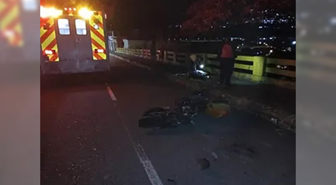 Mueren dos jóvenes al derrapar motocicleta y chocar contra el pavimento