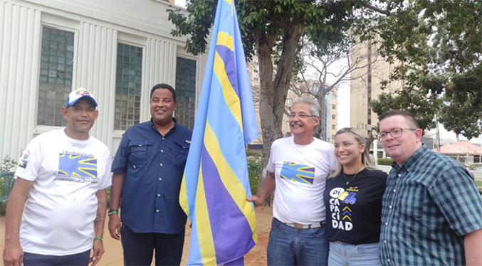 Alcaldía de Maracaibo iza por primera vez la bandera de la comunidad de sordos en Plaza la República