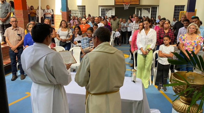 Fundanis realiza bautizo colectivo a menores de 12 parroquias marabinas