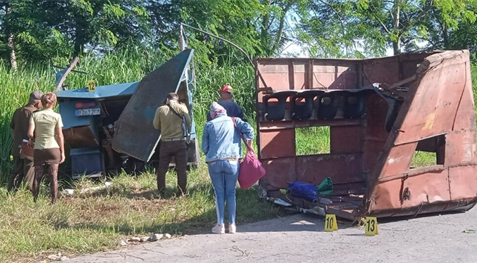 Dos muertos y 23 heridos tras la volcadura de un camión en Cuba