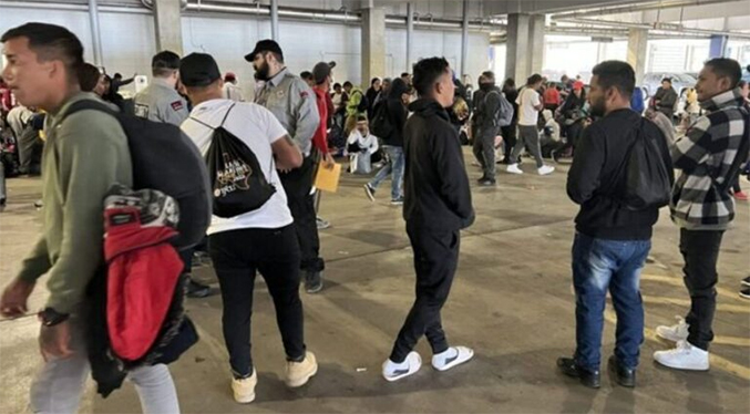 Denver presionada por llegada masiva de migrantes desde Texas