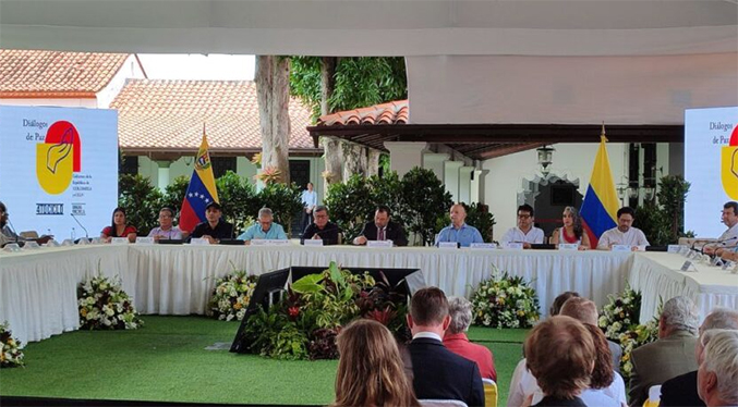 Maduro felicita al Gobierno colombiano y al ELN al concluir el ciclo de diálogo en Caracas