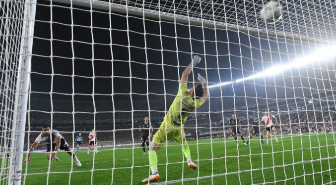 Gol de Salomón Rondón permite agónico triunfo de River Plate en la Liga argentina