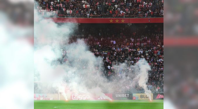 Paralizan el clásico neerlandés entre Ajax y Feyenoord por lanzamiento de bengalas