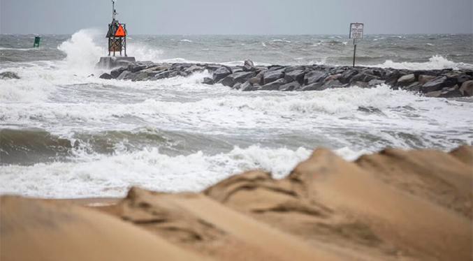 Tormenta tropical Ophelia toca tierra en Carolina del Norte con fuertes vientos