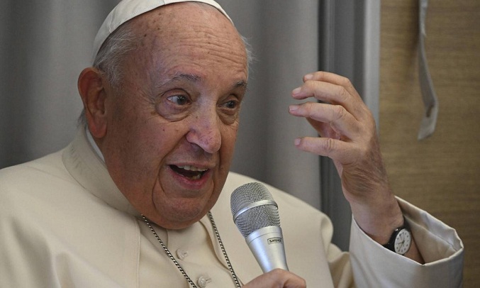 El Papa asegura que “le dan lástima” los religiosos españoles que rezan por su muerte
