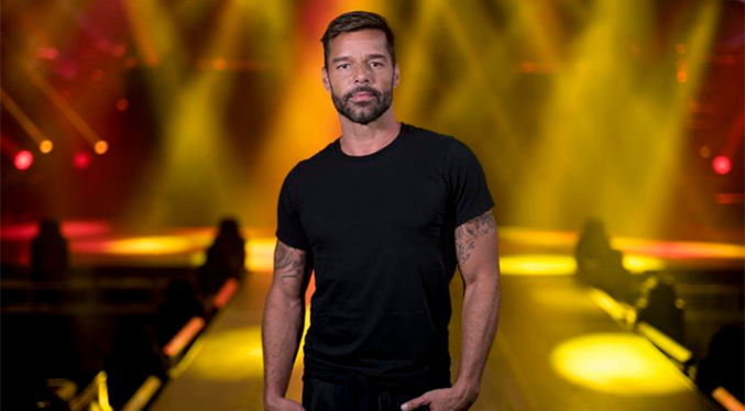 Captan a Ricky Martin en compañia de un misterioso hombre