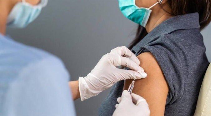 Recomiendan continuar la vacunación contra el COVID-19